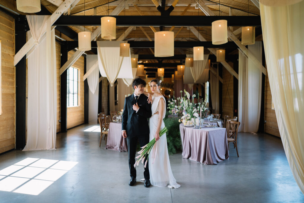 interior barn wedding Narrative – solutie vreme nunta aer liber